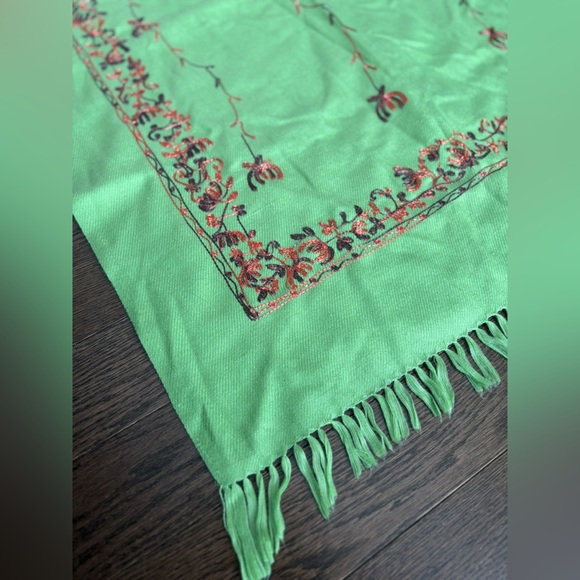 Beautiful shawl - Green Floral Women's Scarf - large shawl with embroidery - Picture 2 of 5